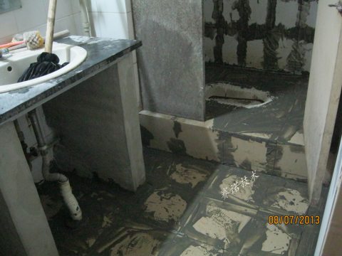 贴瓷砖卫生间漏水